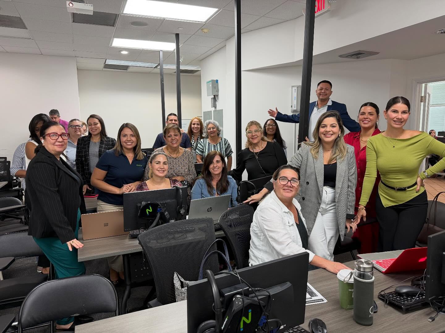 Agentes reunidos al finalizar una capacitación de Medicare en Miami.